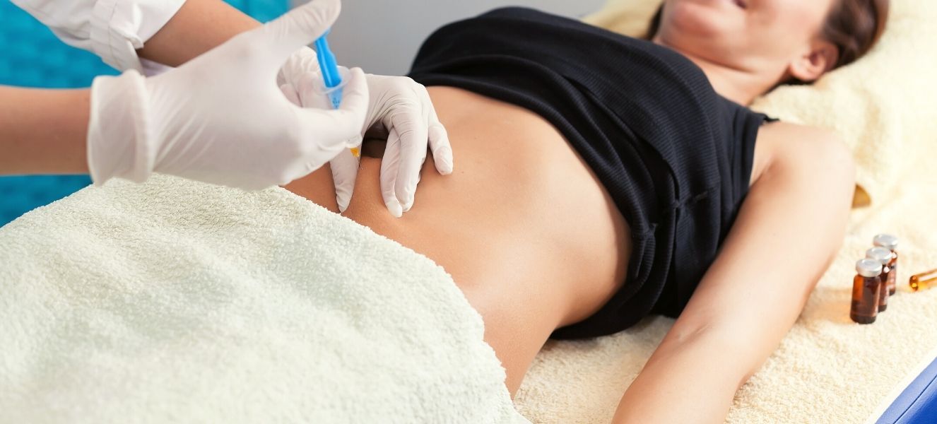 Mujer recibiendo tratamiento de mesoterapia asistida