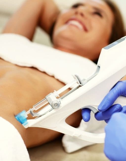 Mujer recibiendo tratamiento de mesoterapia en el abdomen